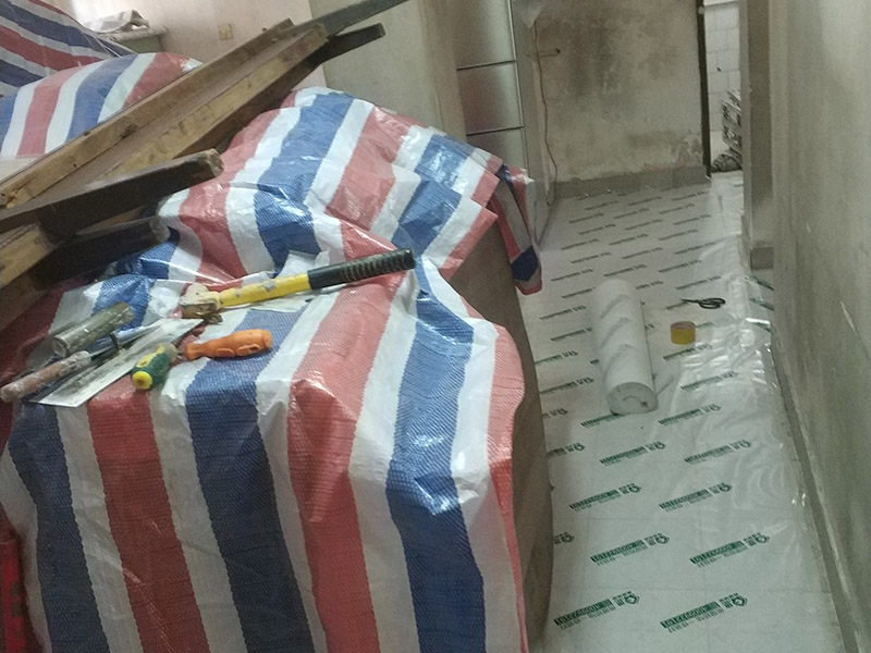 家具地面保護：房屋裝修、建筑裝修的整個過程都是非常漫長的，并非一兩天就能完工的，其中涉及的環(huán)節(jié)也很多。在裝修施工的過程中，裝修工人們會不斷進進出出，而且還會攜帶一些水泥漿等泥土，甚至是油漆或者被堅利物刮花，如果不采取地面保護措施，這樣對地面會造成很大的影響。 地板保護膜能夠在近年來的迅速興起，它的保護作用是不可忽視的。它是采用環(huán)保pvc和工業(yè)用針織棉制作而成，有雙重作用。pvc具備防滑、防水、防油漆甚至防火阻燃的功能，結(jié)合針織棉能夠防潮吸沙塵、對從高處掉下的東西起到一個緩沖減震的作用。 