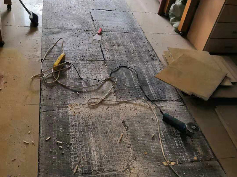 局部瓷磚拆除：衛(wèi)浴用具拆除后可以對墻面瓷磚進(jìn)行拆卸。拆卸一般是從墻體的下方往上方敲，從瓷磚的邊緣往里面敲，還需要根據(jù)拆卸的位置選擇適當(dāng)?shù)那么u力度。 敲磚是從墻體下方開始敲，從每塊瓷磚的邊緣開始敲。如果先敲上面的瓷磚，地面堆積瓷磚較多，擋住墻體下面的瓷磚，不利于拆卸。 另外，敲磚過程中，要不是對地面的瓷磚進(jìn)行清理，以免瓷磚過多堆積，減慢施工進(jìn)度以及造成施工意外。 由于二手房的衛(wèi)浴在之前是做了一次防水的，因此在敲磚時(shí)必須注意防水層的處理，與屋主溝通好，防水層是否打掉。舊的防水層一般都不打掉，在敲磚后，在原有的防水層上面，再薄薄做一層防水，以提高衛(wèi)浴的防水能力。但如果屋主需要把防水敲掉重新再做。則敲磚需要打到批土層或打到見底。 敲插座和龍頭附近的瓷磚時(shí)，要慢慢敲，小心摸清電線和水管的走向，以防損壞電線和水管。如果電線或水管已經(jīng)損壞了，要及時(shí)進(jìn)行修補(bǔ)處理，以免留下更多后續(xù)工程。