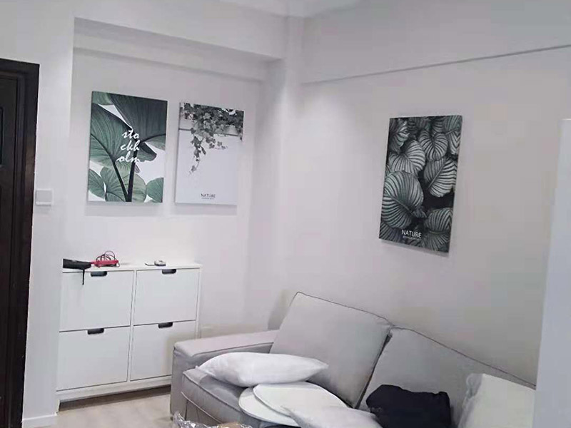 水槽掛畫(huà)安裝維修：固定位置——安裝龍頭和進(jìn)水管——水槽放到臺(tái)面上——溢水孔、過(guò)濾網(wǎng)密封——安裝配套掛件——排水試驗(yàn)——封邊——清理 水槽在安裝前一定要先確定好安裝的位置和尺寸，這樣方便我們按照尺寸訂購(gòu)，最好是有水槽平面圖，免得數(shù)據(jù)不精確，導(dǎo)致返工。  另外，水槽安裝牢固以后，不要左右搖晃，很容易留下縫隙，造成松動(dòng)。而且，最應(yīng)該留意的也是連接處縫隙的密封性。  2、安裝龍頭和進(jìn)水管  在安裝水槽前，應(yīng)該先安好水龍頭和進(jìn)水管，另一端的進(jìn)水管，則需要連接到進(jìn)水開(kāi)關(guān)。 3、水槽放進(jìn)臺(tái)面  水槽放入臺(tái)面后，需要在墻體和臺(tái)面間安裝配套的掛件，但安裝過(guò)程中盡量多注意水槽的密封效果，最好能做好閉水試驗(yàn)  4、溢水孔、過(guò)濾網(wǎng) 溢水口和過(guò)濾網(wǎng)的密封程度，決定日后水槽的使用效果，溢水孔、過(guò)濾網(wǎng)的密封度越高，后期越不容易出問(wèn)題。 5、安裝配套掛件  安裝配套掛件一般被認(rèn)為是水槽安裝的最后一步，一般只有等水槽買(mǎi)到家后，工人才會(huì)根據(jù)水槽大小，進(jìn)行櫥柜臺(tái)面切割，放入臺(tái)面，就需要安裝配套掛件。安裝時(shí)，應(yīng)把每個(gè)空隙都做好填充，以免以后出現(xiàn)漏水問(wèn)題。 6、排水驗(yàn)收  水槽整體安裝完畢后，需要將水槽放滿水，做排水試驗(yàn)，如果出現(xiàn)滲漏，應(yīng)立刻找到問(wèn)題返工修復(fù)。 7、封邊 排水試驗(yàn)確保沒(méi)問(wèn)題后，就可以對(duì)水槽進(jìn)行封邊處理。在用硅膠封邊時(shí)，一定要保證水槽和臺(tái)面連接縫隙均勻，不能出現(xiàn)滲水情況。 8、清理 安裝完成后必須對(duì)水槽進(jìn)行清理，把安裝時(shí)的雜物清理干凈。千萬(wàn)別用水直接沖入下水，很容易引發(fā)堵塞。