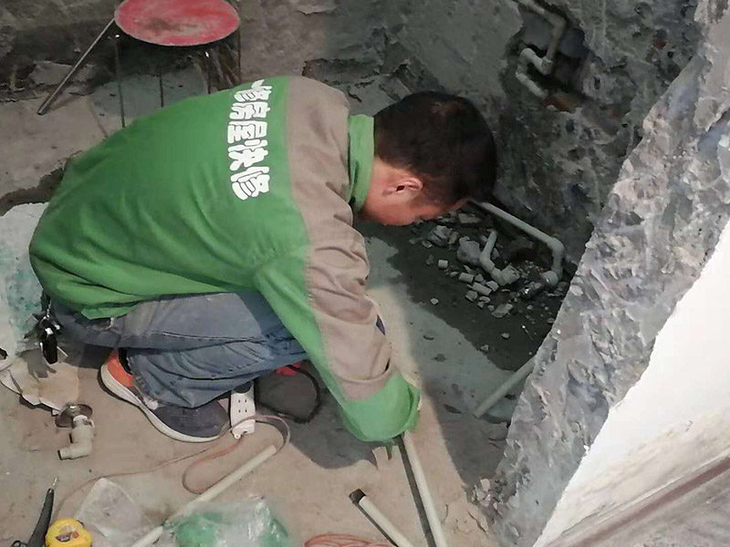 水管線路改造：首先，確定管道的走向和高度。然后用墨盒在墻面和地面彈出墨線。接下來用云石機開槽。最好是左手拿礦泉水瓶灑水，右手拿云石機開槽。這樣避免灰塵很多。第三步，用沖擊鉆剔槽。要剔的干凈平整，這樣有利于放管材。第四步，根據(jù)需要裁剪出各種長度的管材，待用。熱熔機加熱，綠燈變成紅燈時把管材放進去連接。第五步，放管，安裝管卡。15mm冷水管間隔應(yīng)小于0.6m，熱水管為0.25米。20mm冷水管應(yīng)小于0.6米，熱水管應(yīng)小于0.3米。第六步，用料漿填槽抹平即可。