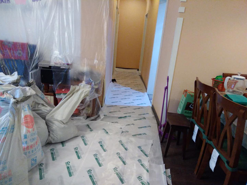 廁所下半部分拆除：首先,指揮一般裝修衛(wèi)生間墻磚拆遷,電線和燈具,避免后期對(duì)電器造成傷害,電路漏電,觸電,再用廁所外的插座安裝輔助用品最近,切忌使用衛(wèi)生間插座。廁所呈現(xiàn)第二,然后衛(wèi)生間的衛(wèi)浴裝修拆除。在浴室墻磚之前它將水槽,馬桶,淋浴頭。浴缸、鉤子、內(nèi)閣和供應(yīng),掃清道路。三,先拆除天花板,如果刪除第一個(gè)衛(wèi)生間墻面,可以導(dǎo)致天花板突然下降,導(dǎo)致健康工人的健康風(fēng)險(xiǎn)。終于開始衛(wèi)生間墻壁拆遷,從下到上拆除。