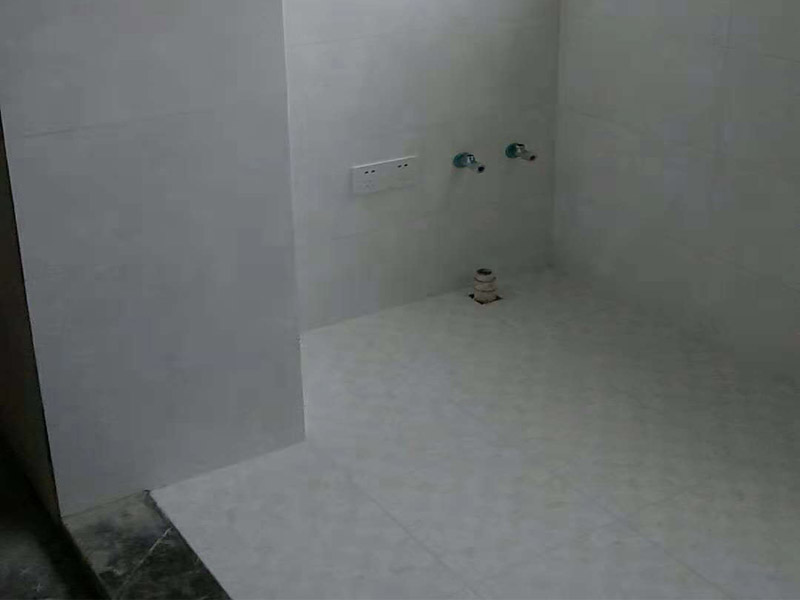 馬桶衛(wèi)浴五金安裝：浴室整體安裝先后順序：首先衛(wèi)浴潔具安裝前應(yīng)該先布局水電安裝—貼浴室墻磚—然后浴室吊頂（要安裝浴霸的童鞋需要預(yù)留通風(fēng)口或者同時(shí)安裝浴霸）—鋪設(shè)浴室地磚（此時(shí)要考慮其他潔具的進(jìn)水口跟出水口預(yù)留，還有如果考慮安裝蹲便器需要同時(shí)安裝）—安裝三角閥（三角閥的作用是方便日后衛(wèi)浴維修跟控制水流）—然后可以依次安裝馬桶、洗面盆或者浴室柜、浴盆浴缸等—然后才是安裝燈具、插座、跟鏡子—其他五金配件（如安裝毛巾環(huán)、安裝毛巾架等）。