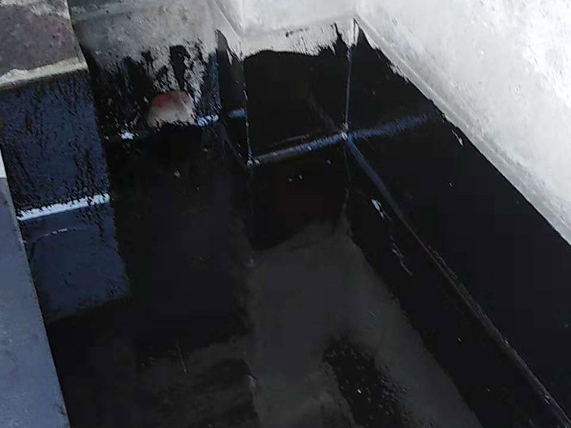 屋頂鋪設(shè)防水卷材：清理基層——涂刷基層處理劑——鋪貼卷材附加層(細(xì)部處理)——熱熔鋪貼大面防水卷材——熱熔封邊——蓄水試驗(yàn)——保護(hù)層施工——質(zhì)量驗(yàn)收。 1) 在鋪設(shè)前基材處理劑需均勻涂刷需要鋪設(shè)的所有屋面； 2) 將準(zhǔn)備好的改性瀝青防水卷材鋪設(shè)在屋頂?shù)谋砻妫唧w的尺寸根據(jù)實(shí)際的應(yīng)用要求； 3) 防水膜安裝應(yīng)采用氣缸式丙烷烤燈，剪裁應(yīng)使用專業(yè)的切割工具。 4) 一切準(zhǔn)備完成后將卷材放置在正確的位置，然后將其重新卷好，注意不要改變鋪設(shè)方向。 5) 點(diǎn)燃烤燈后對(duì)防水卷材與屋面的交接處進(jìn)行高溫處理，邊加熱邊滾動(dòng)卷材，使用滾輪對(duì)卷材進(jìn)行碾壓，確保防水卷材與屋面完全粘合。 6) 重復(fù)操作直到卷材的整個(gè)長度牢固地粘合到表面上，鋪設(shè)完成后使用烤燈及剪裁工具對(duì)防水卷材進(jìn)行熱熔封邊，確保沒有開縫的地方。 7) 最后將使用烤燈卷材末端固定在側(cè)墻上，要確保防水卷材不會(huì)受到任何損壞，同時(shí)也可以借助其他零件對(duì)卷材末端進(jìn)行加固。 8) 暴露在地面以外的卷材區(qū)域應(yīng)用適當(dāng)?shù)姆浪暹M(jìn)行保護(hù)。 9) 施工完成后須經(jīng)過24小時(shí)才能進(jìn)行檢測。