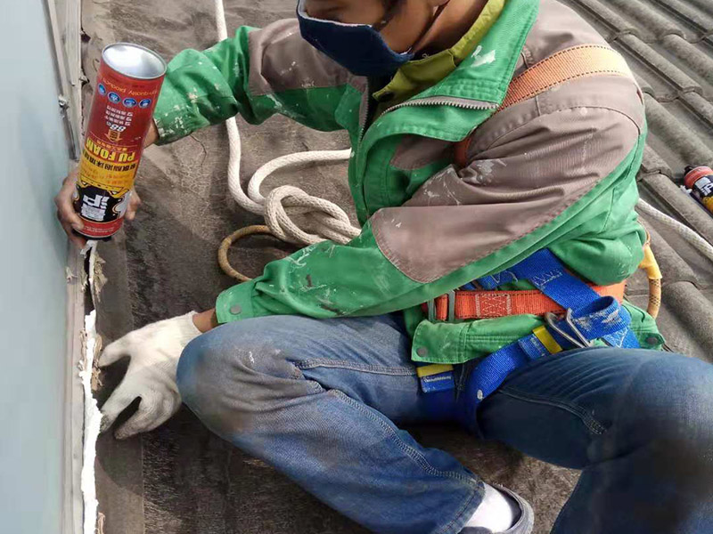 陽臺空鼓裂縫：如若墻體裂縫比較大，用刀將裂縫剮開成U形狀，用石膏粉對其進(jìn)行填充（注意要比墻面稍低），再貼上玻璃布并用砂紙打磨光滑平整，最后對整體墻面刷上油漆。將水泥墻面去除，安裝一層石膏板，再做上乳膠漆。該方法能夠去除各種不規(guī)則裂縫，但是施工難度大，操作時間長！鏟掉開裂的漆膜部分并用彈性鑷子填平，刷上彈性墻面漆，注意遇到吸水性過強的基層要刷底漆。