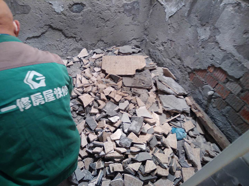 衛(wèi)生間瓷磚拆除裝袋：衛(wèi)浴用具拆除后可以對墻面瓷磚進行拆卸。拆卸一般是從墻體的下方往上方敲，從瓷磚的邊緣往里面敲，還需要根據(jù)拆卸的位置選擇適當?shù)那么u力度。  敲磚是從墻體下方開始敲，從每塊瓷磚的邊緣開始敲。如果先敲上面的瓷磚，地面堆積瓷磚較多，擋住墻體下面的瓷磚，不利于拆卸。另外，敲磚過程中，要不是對地面的瓷磚進行清理，以免瓷磚過多堆積，減慢施工進度以及造成施工意外。  由于二手房的衛(wèi)浴在之前是做了一次防水的，因此在敲磚時必須注意防水層的處理，舊的防水層一般都不打掉，在敲磚后，在原有的防水層上面，再薄薄做一層防水，以提高衛(wèi)浴的防水能力。但如果屋主需要把防水敲掉重新再做。則敲磚需要打到批土層或打到見底。  敲插座和龍頭附近的瓷磚時，要慢慢敲，小心摸清電線和水管的走向，以防損壞電線和水管。如果電線或水管已經損壞了，要及時進行修補處理，以免留下更多后續(xù)工程。