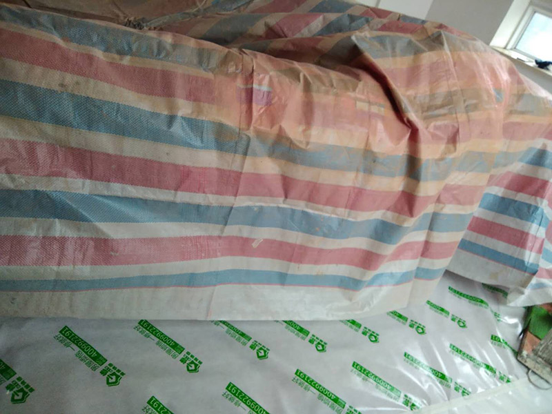 刷漆成品保護(hù)：在進(jìn)行墻面漆涂刷之前，需要先對施工區(qū)域進(jìn)行清理，如果家具、電器等物件最好搬移到別的地方。如果搬移不了的話，需要進(jìn)行成品保護(hù)，因為在施工過程中，難免會出現(xiàn)油漆掉落現(xiàn)象，這樣很容易造成污染，影響使用的美觀性。還需要進(jìn)行墻面的全面檢查，看看基層是否牢固平整。如果是舊墻出現(xiàn)漆膜脫落、開裂，需要先進(jìn)行鏟墻皮或者使用石膏來進(jìn)行裂縫的修補處理。做到墻面無灰塵、雜物，平整，再使用界面劑進(jìn)行墻面的涂刷，施工應(yīng)細(xì)致均勻。