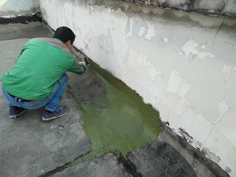 樓頂陽(yáng)臺(tái)刷防水：開放式的陽(yáng)臺(tái)在暴雨來(lái)臨時(shí)容易進(jìn)水，為了防止雨水進(jìn)入室內(nèi)，因此我們?cè)陉?yáng)臺(tái)裝修時(shí)，需要有一定坡度，保證水能順利流向排水孔，不會(huì)進(jìn)入房間。在暴雨天氣下，如果雨量大于地漏的排水能力時(shí)，就會(huì)在陽(yáng)臺(tái)地面出現(xiàn)大量積水，容易導(dǎo)致積水進(jìn)入室內(nèi)，因此我們?cè)谶x購(gòu)陽(yáng)臺(tái)地漏的時(shí)，最好選擇排水量大且順暢的地漏。通常陽(yáng)臺(tái)的防水層都在外層，需要受到陽(yáng)光暴曬、雨水侵蝕、嚴(yán)寒酷暑等自然天氣的考驗(yàn)，如果沒(méi)有出色的性能和良好的保護(hù)措施，他的使用年限會(huì)大大縮短。因此，我們?cè)谶x購(gòu)防水材料時(shí)，需要選擇強(qiáng)度高、耐老化的防水涂料。