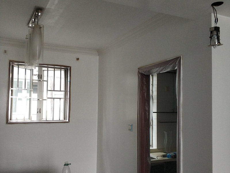 墻面翻新，地面保護：為了避免施工中磕碰到業(yè)主的家俱等物件，特地將這些物件搬到房屋中間。很快房間內(nèi)可以搬動的物件，就都搬到了房屋的中間位置。為了避免涂料意外滴上，包上了保護膜。在鏟除舊墻面時還會留心用小托盤接住，以免弄臟業(yè)主家的地面。將踢腳線等與墻面接觸的位置及地面做好遮蔽，以免將涂料碰到木器上。 墻面應(yīng)先除掉浮灰，鏟除起砂翹皮的位置;對油污的位置，應(yīng)先將原有涂層鏟掉，不能鏟掉的要徹底清洗干凈。選用顆粒細度較大和質(zhì)地較硬的膩子刮凃，底漆必須要刷勻，保證墻面每個地方都刷到，如果墻面吃漆量較多，底漆最好適當?shù)募右稽c水，以保證可以涂刷均勻。這里上漆的量就是通常上的上漆工作了，不能加過量的水，會對漆膜厚度、手感和漆膜的硬度等產(chǎn)生影響。