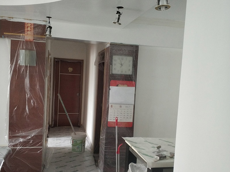 墻面翻新，地面保護：為了避免施工中磕碰到業(yè)主的家俱等物件，特地將這些物件搬到房屋中間。很快房間內(nèi)可以搬動的物件，就都搬到了房屋的中間位置。為了避免涂料意外滴上，包上了保護膜。在鏟除舊墻面時還會留心用小托盤接住，以免弄臟業(yè)主家的地面。將踢腳線等與墻面接觸的位置及地面做好遮蔽，以免將涂料碰到木器上。 墻面應(yīng)先除掉浮灰，鏟除起砂翹皮的位置;對油污的位置，應(yīng)先將原有涂層鏟掉，不能鏟掉的要徹底清洗干凈。選用顆粒細度較大和質(zhì)地較硬的膩子刮凃，底漆必須要刷勻，保證墻面每個地方都刷到，如果墻面吃漆量較多，底漆最好適當?shù)募右稽c水，以保證可以涂刷均勻。這里上漆的量就是通常上的上漆工作了，不能加過量的水，會對漆膜厚度、手感和漆膜的硬度等產(chǎn)生影響。