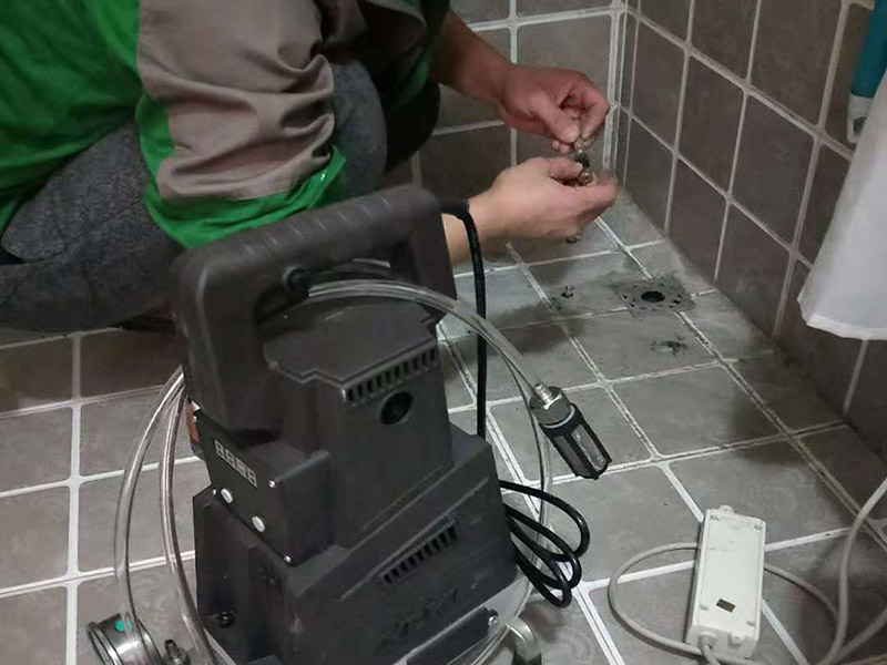 衛(wèi)生間地面注漿防水：注漿堵漏注漿堵漏之清理:詳細(xì)檢查、分析滲漏情況，確定灌漿孔位置及間距。清理干凈需要施工的區(qū)域，鑿除砼表面析出物，確保表面干凈。 注漿堵漏之鉆孔:使用鉆孔工具沿孔洞四周鉆泄壓孔，鉆頭直徑為14mm,鉆孔角度宜≦45°，鉆孔深度≦結(jié)構(gòu)厚度的2/3，鉆孔必須斜穿過(guò)主漏水孔。墻面慢滲則分別在滲水面鉆梅花孔。用清洗機(jī)沖洗灌漿孔，直至灌漿孔出水清澈則可進(jìn)行下一步工作。 注漿堵漏之埋嘴:觀察主漏水孔的壓力，水流不急壓力不大時(shí)可用快干堵漏劑埋注灌漿止水針頭。當(dāng)結(jié)構(gòu)達(dá)到一定的強(qiáng)度沒(méi)有滲漏時(shí)，其它泄水孔分別安裝膨脹止水針頭，用專用內(nèi)六角扳手?jǐn)Q緊，使灌漿嘴周圍與鉆孔之間無(wú)空隙，不漏水。單孔逐一連續(xù)進(jìn)行。當(dāng)相鄰孔開(kāi)始出漿后，保持壓力3~5分鐘，即可停止本孔灌漿，改注相鄰灌漿孔。 待所有的孔都灌完后，回到先前靠前個(gè)灌漿孔，再次灌漿以保證壓力較大化。