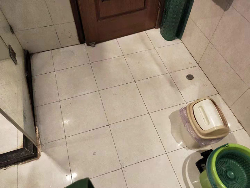 衛(wèi)生間地面注漿防水：注漿堵漏注漿堵漏之清理:詳細(xì)檢查、分析滲漏情況，確定灌漿孔位置及間距。清理干凈需要施工的區(qū)域，鑿除砼表面析出物，確保表面干凈。 注漿堵漏之鉆孔:使用鉆孔工具沿孔洞四周鉆泄壓孔，鉆頭直徑為14mm,鉆孔角度宜≦45°，鉆孔深度≦結(jié)構(gòu)厚度的2/3，鉆孔必須斜穿過(guò)主漏水孔。墻面慢滲則分別在滲水面鉆梅花孔。用清洗機(jī)沖洗灌漿孔，直至灌漿孔出水清澈則可進(jìn)行下一步工作。 注漿堵漏之埋嘴:觀察主漏水孔的壓力，水流不急壓力不大時(shí)可用快干堵漏劑埋注灌漿止水針頭。當(dāng)結(jié)構(gòu)達(dá)到一定的強(qiáng)度沒(méi)有滲漏時(shí)，其它泄水孔分別安裝膨脹止水針頭，用專用內(nèi)六角扳手?jǐn)Q緊，使灌漿嘴周圍與鉆孔之間無(wú)空隙，不漏水。單孔逐一連續(xù)進(jìn)行。當(dāng)相鄰孔開(kāi)始出漿后，保持壓力3~5分鐘，即可停止本孔灌漿，改注相鄰灌漿孔。 待所有的孔都灌完后，回到先前靠前個(gè)灌漿孔，再次灌漿以保證壓力較大化。