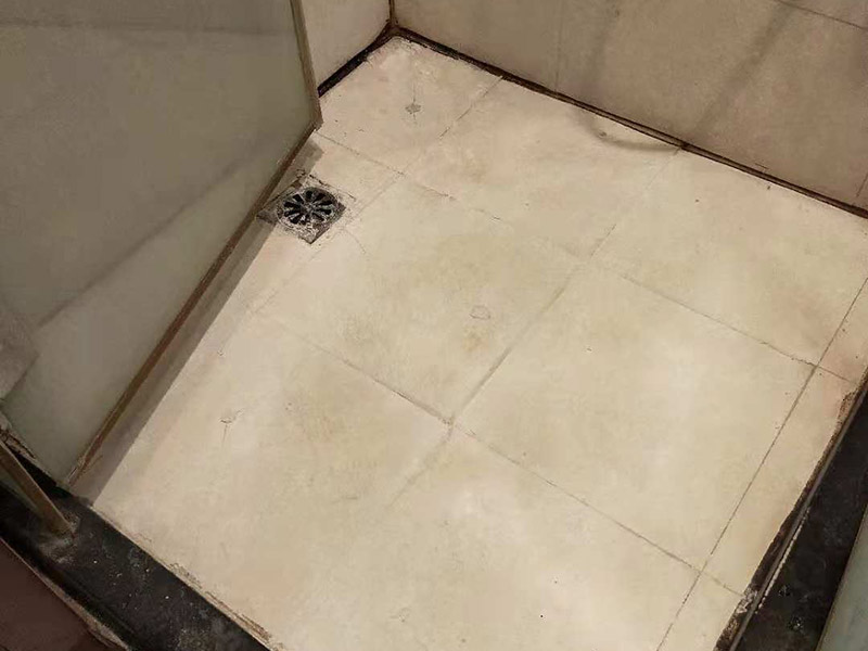 衛(wèi)生間地面注漿防水：注漿堵漏注漿堵漏之清理:詳細(xì)檢查、分析滲漏情況，確定灌漿孔位置及間距。清理干凈需要施工的區(qū)域，鑿除砼表面析出物，確保表面干凈。 注漿堵漏之鉆孔:使用鉆孔工具沿孔洞四周鉆泄壓孔，鉆頭直徑為14mm,鉆孔角度宜≦45°，鉆孔深度≦結(jié)構(gòu)厚度的2/3，鉆孔必須斜穿過(guò)主漏水孔。墻面慢滲則分別在滲水面鉆梅花孔。用清洗機(jī)沖洗灌漿孔，直至灌漿孔出水清澈則可進(jìn)行下一步工作。 注漿堵漏之埋嘴:觀察主漏水孔的壓力，水流不急壓力不大時(shí)可用快干堵漏劑埋注灌漿止水針頭。當(dāng)結(jié)構(gòu)達(dá)到一定的強(qiáng)度沒(méi)有滲漏時(shí)，其它泄水孔分別安裝膨脹止水針頭，用專用內(nèi)六角扳手?jǐn)Q緊，使灌漿嘴周圍與鉆孔之間無(wú)空隙，不漏水。單孔逐一連續(xù)進(jìn)行。當(dāng)相鄰孔開(kāi)始出漿后，保持壓力3~5分鐘，即可停止本孔灌漿，改注相鄰灌漿孔。 待所有的孔都灌完后，回到先前靠前個(gè)灌漿孔，再次灌漿以保證壓力較大化。