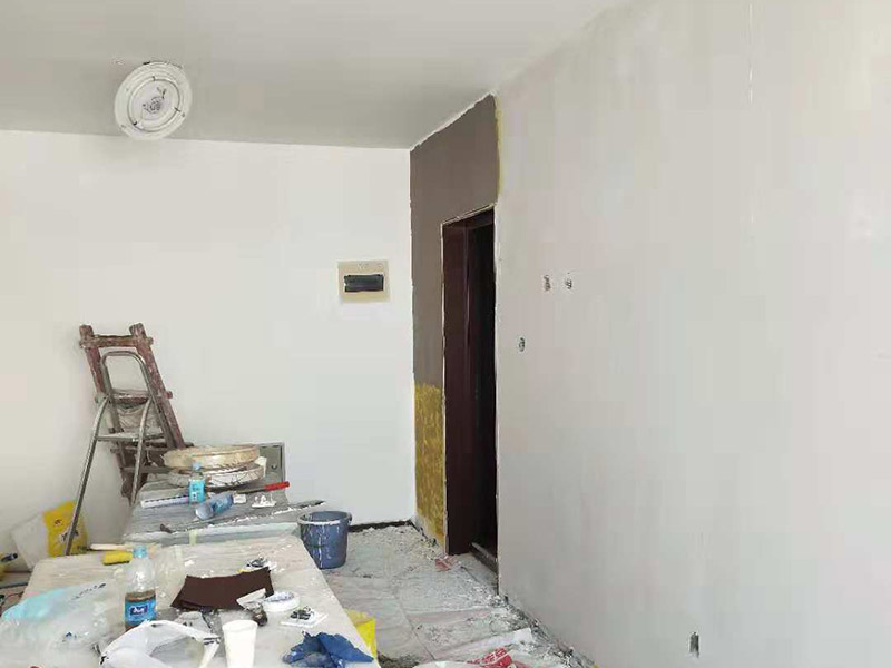 客廳墻面改造：在施工之前，首先要對墻面進行清理，確?；鶎拥钠秸饣?。將基層表面進行完全清除，做到墻面無灰塵，再進行界面劑的施工，涂刷厚度應均勻，這樣做的目的是將基層完全密閉住，同時增加著附力。然后對墻面進行找平處理，可以通過專門檢測工具來進行平整度的確定，如果存在不平的地方，應使用石膏來進行補平。然后在進行刮膩子的施工步驟，一般刮完兩遍即可，如果不太平整的區(qū)域需要多刮幾次，每次膩子施工，應進行充分的間隔。當膩子刮好后，接著就需要進行油漆的施工，最先上底漆，目的主要是提高墻面的防水防潮性，還增加面漆的粘結效果。等墻面完全干透后，還需進行打磨的處理，使用細砂紙將墻面一一打磨，這樣會讓墻面看起來更平滑。在施工中，可以用手觸摸，感受下墻面的光滑感。