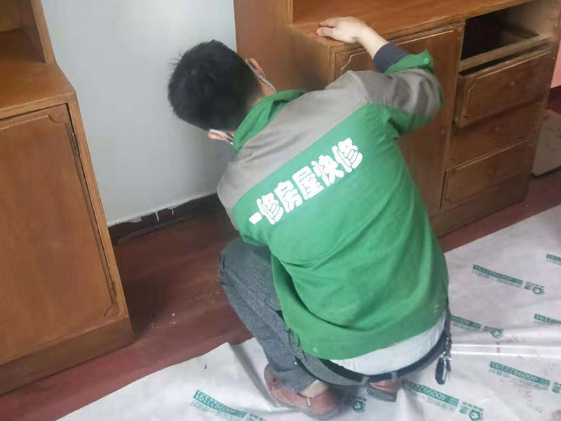 家具刷漆翻新：舊家具刷漆的方法比較簡單，但是在刷漆之前要對原來的表面進(jìn)行打磨，將原有的漆面去掉，可以用砂布進(jìn)行。翻新舊家具有很多需要注意的問題，首先是顏色的選擇，最好選擇和舊家具原有的顏色一致或者相近的顏色，不然翻新的效果可能不是很好。油漆的選擇也比較重要，因?yàn)榧揖叻乱话愣际窃谑覂?nèi)進(jìn)行，所以一定要選擇環(huán)保的油漆，以免對室內(nèi)的環(huán)境造成污染。