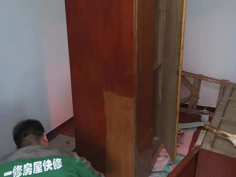 家具刷漆翻新：舊家具刷漆的方法比較簡單，但是在刷漆之前要對原來的表面進(jìn)行打磨，將原有的漆面去掉，可以用砂布進(jìn)行。翻新舊家具有很多需要注意的問題，首先是顏色的選擇，最好選擇和舊家具原有的顏色一致或者相近的顏色，不然翻新的效果可能不是很好。油漆的選擇也比較重要，因?yàn)榧揖叻乱话愣际窃谑覂?nèi)進(jìn)行，所以一定要選擇環(huán)保的油漆，以免對室內(nèi)的環(huán)境造成污染。