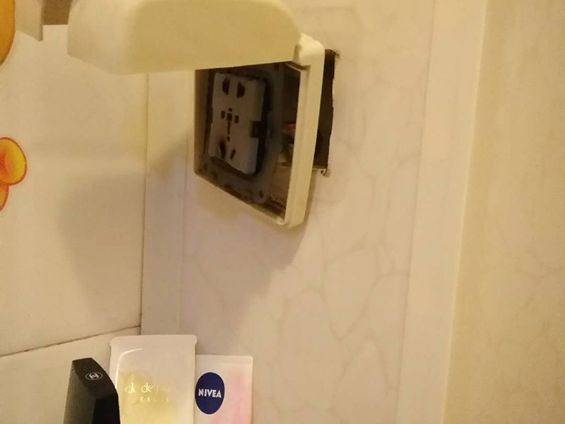 浴室插座熱水器維修：首先，我們要先看看漏電保護器上的指示燈是否亮著，這是電熱水器維修中的第一步。如果家里的電熱水器沒有安裝漏電保護開關，就要注意查看熱水器機殼上的指示燈，如果燈沒亮，可能就是電源的電壓沒有輸出，或者是漏電保護器壞了。如果燈是亮著的，可以用螺絲釘打開熱水器的蓋子，檢查內(nèi)部結構是否出現(xiàn)故障。熱水器作為用電功率比較大的電器，有時候連接電線會比較容易老化或者是戎毀，當確定上面的維修步驟中都沒發(fā)現(xiàn)任何問題時，就要注意檢查是不是連接線端子和接頭有沒有被燒毀，發(fā)現(xiàn)之后要立即更換新的連接線，確保電熱水器正常工作。