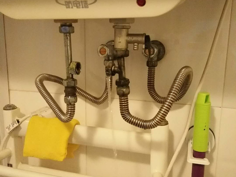 浴室插座熱水器維修：首先，我們要先看看漏電保護器上的指示燈是否亮著，這是電熱水器維修中的第一步。如果家里的電熱水器沒有安裝漏電保護開關，就要注意查看熱水器機殼上的指示燈，如果燈沒亮，可能就是電源的電壓沒有輸出，或者是漏電保護器壞了。如果燈是亮著的，可以用螺絲釘打開熱水器的蓋子，檢查內(nèi)部結構是否出現(xiàn)故障。熱水器作為用電功率比較大的電器，有時候連接電線會比較容易老化或者是戎毀，當確定上面的維修步驟中都沒發(fā)現(xiàn)任何問題時，就要注意檢查是不是連接線端子和接頭有沒有被燒毀，發(fā)現(xiàn)之后要立即更換新的連接線，確保電熱水器正常工作。