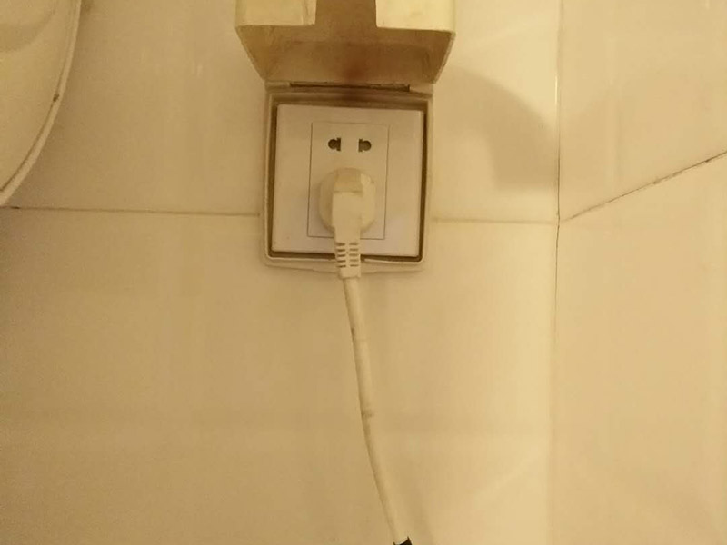 浴室插座熱水器維修：首先，我們要先看看漏電保護器上的指示燈是否亮著，這是電熱水器維修中的第一步。如果家里的電熱水器沒有安裝漏電保護開關，就要注意查看熱水器機殼上的指示燈，如果燈沒亮，可能就是電源的電壓沒有輸出，或者是漏電保護器壞了。如果燈是亮著的，可以用螺絲釘打開熱水器的蓋子，檢查內(nèi)部結構是否出現(xiàn)故障。熱水器作為用電功率比較大的電器，有時候連接電線會比較容易老化或者是戎毀，當確定上面的維修步驟中都沒發(fā)現(xiàn)任何問題時，就要注意檢查是不是連接線端子和接頭有沒有被燒毀，發(fā)現(xiàn)之后要立即更換新的連接線，確保電熱水器正常工作。