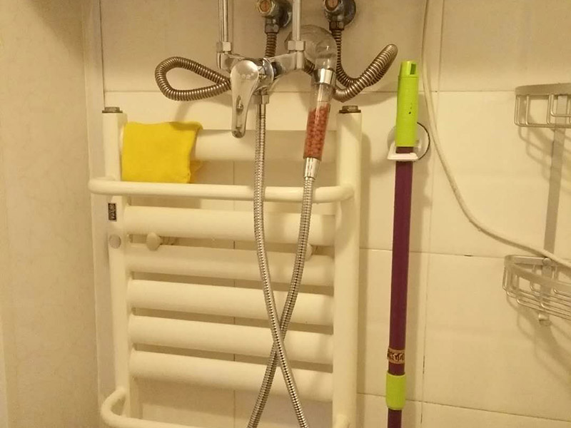 浴室插座熱水器維修：首先，我們要先看看漏電保護器上的指示燈是否亮著，這是電熱水器維修中的第一步。如果家里的電熱水器沒有安裝漏電保護開關，就要注意查看熱水器機殼上的指示燈，如果燈沒亮，可能就是電源的電壓沒有輸出，或者是漏電保護器壞了。如果燈是亮著的，可以用螺絲釘打開熱水器的蓋子，檢查內(nèi)部結構是否出現(xiàn)故障。熱水器作為用電功率比較大的電器，有時候連接電線會比較容易老化或者是戎毀，當確定上面的維修步驟中都沒發(fā)現(xiàn)任何問題時，就要注意檢查是不是連接線端子和接頭有沒有被燒毀，發(fā)現(xiàn)之后要立即更換新的連接線，確保電熱水器正常工作。