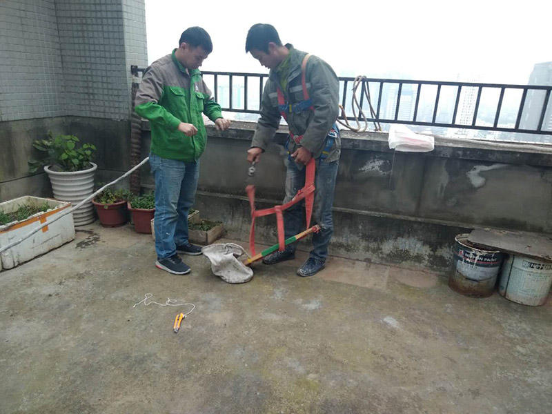 窗戶打膠高空作業(yè)： 1、從事高處作業(yè)的人員必須持證上崗，并認真遵守安全施工規(guī)定，衣著要靈活，禁止穿硬底和帶釘易滑的鞋。 2、從事高處作業(yè)人員應每年進行一次體檢，患有心臟病、高血壓、精神病、癲癇病者不準從事高空作業(yè)。 3、高處作業(yè)要設防護欄桿，支持安全網(wǎng)和安裝防護門，操作人員要系安全帶。 4、高處作業(yè)物料要堆放平穩(wěn)，不可放置在臨邊和洞口附進、凡有墜落可能的，要及時撤出或固定以防跌落傷人。 5、發(fā)現(xiàn)安全設施有缺陷或隱患，應及時報告處理，對危及人身安全的，必須停止施工，消險后再進行高處作業(yè)。 6、任何人不允許移動和擅自拆除安全標志，確實因工作需要須經(jīng)工長批準后移動和拆除，之后重新安裝好。 7、冬季施工要采取可靠的防滑、防寒、防凍、防是毒、防火安全措施。 8、高呼上作業(yè)安全設施要經(jīng)常檢查，處于良好狀態(tài)。 梯子不得缺檔，不得墊高使用，橫檔間距以30mm為宜，使用時上端要扎牢，下端采取防滑措施，禁止二人同在梯上作業(yè)，如接長使用，應綁扎牢固。在通道處使用梯子，應有人監(jiān)護或設置圍欄。 9、在進行高處作業(yè)時，應結(jié)合工程特點，相應地制定各種安全防護技術(shù)措施。 10、每個工程項目在編制施工組織設計和施工方案時，要列入該項目所涉及到高處作業(yè)的各項安全技術(shù)措施，并盡量采取地面作業(yè)，減少各種高處作業(yè)。等等