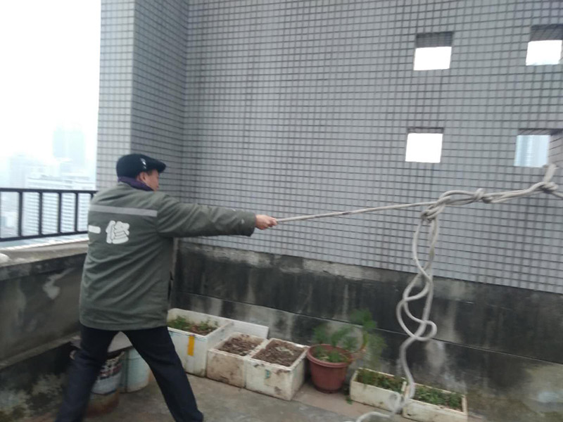 窗戶打膠高空作業(yè)： 1、從事高處作業(yè)的人員必須持證上崗，并認真遵守安全施工規(guī)定，衣著要靈活，禁止穿硬底和帶釘易滑的鞋。 2、從事高處作業(yè)人員應每年進行一次體檢，患有心臟病、高血壓、精神病、癲癇病者不準從事高空作業(yè)。 3、高處作業(yè)要設防護欄桿，支持安全網(wǎng)和安裝防護門，操作人員要系安全帶。 4、高處作業(yè)物料要堆放平穩(wěn)，不可放置在臨邊和洞口附進、凡有墜落可能的，要及時撤出或固定以防跌落傷人。 5、發(fā)現(xiàn)安全設施有缺陷或隱患，應及時報告處理，對危及人身安全的，必須停止施工，消險后再進行高處作業(yè)。 6、任何人不允許移動和擅自拆除安全標志，確實因工作需要須經(jīng)工長批準后移動和拆除，之后重新安裝好。 7、冬季施工要采取可靠的防滑、防寒、防凍、防是毒、防火安全措施。 8、高呼上作業(yè)安全設施要經(jīng)常檢查，處于良好狀態(tài)。 梯子不得缺檔，不得墊高使用，橫檔間距以30mm為宜，使用時上端要扎牢，下端采取防滑措施，禁止二人同在梯上作業(yè)，如接長使用，應綁扎牢固。在通道處使用梯子，應有人監(jiān)護或設置圍欄。 9、在進行高處作業(yè)時，應結(jié)合工程特點，相應地制定各種安全防護技術(shù)措施。 10、每個工程項目在編制施工組織設計和施工方案時，要列入該項目所涉及到高處作業(yè)的各項安全技術(shù)措施，并盡量采取地面作業(yè)，減少各種高處作業(yè)。等等