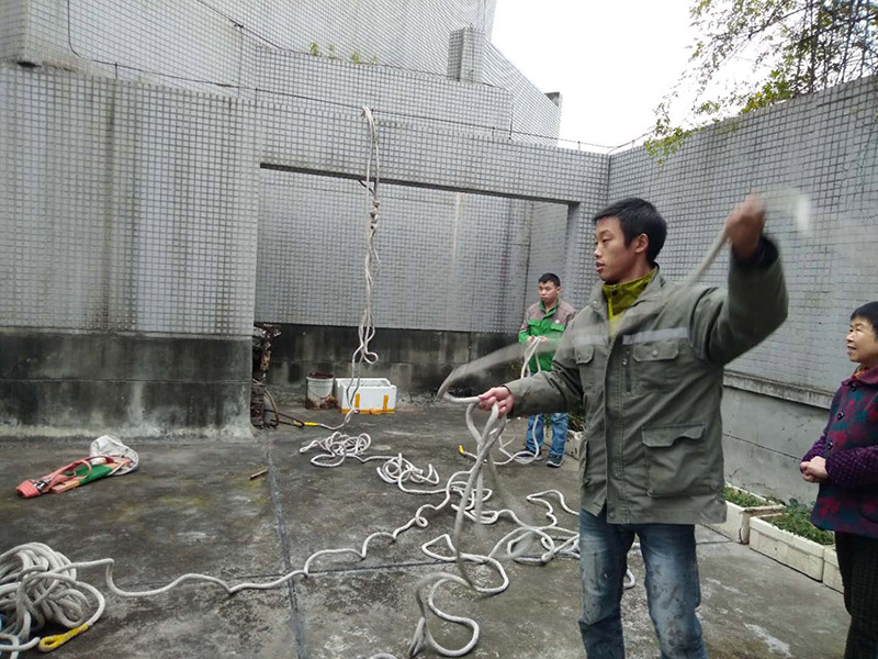 窗戶打膠高空作業(yè)： 1、從事高處作業(yè)的人員必須持證上崗，并認真遵守安全施工規(guī)定，衣著要靈活，禁止穿硬底和帶釘易滑的鞋。 2、從事高處作業(yè)人員應每年進行一次體檢，患有心臟病、高血壓、精神病、癲癇病者不準從事高空作業(yè)。 3、高處作業(yè)要設防護欄桿，支持安全網(wǎng)和安裝防護門，操作人員要系安全帶。 4、高處作業(yè)物料要堆放平穩(wěn)，不可放置在臨邊和洞口附進、凡有墜落可能的，要及時撤出或固定以防跌落傷人。 5、發(fā)現(xiàn)安全設施有缺陷或隱患，應及時報告處理，對危及人身安全的，必須停止施工，消險后再進行高處作業(yè)。 6、任何人不允許移動和擅自拆除安全標志，確實因工作需要須經(jīng)工長批準后移動和拆除，之后重新安裝好。 7、冬季施工要采取可靠的防滑、防寒、防凍、防是毒、防火安全措施。 8、高呼上作業(yè)安全設施要經(jīng)常檢查，處于良好狀態(tài)。 梯子不得缺檔，不得墊高使用，橫檔間距以30mm為宜，使用時上端要扎牢，下端采取防滑措施，禁止二人同在梯上作業(yè)，如接長使用，應綁扎牢固。在通道處使用梯子，應有人監(jiān)護或設置圍欄。 9、在進行高處作業(yè)時，應結(jié)合工程特點，相應地制定各種安全防護技術(shù)措施。 10、每個工程項目在編制施工組織設計和施工方案時，要列入該項目所涉及到高處作業(yè)的各項安全技術(shù)措施，并盡量采取地面作業(yè)，減少各種高處作業(yè)。等等