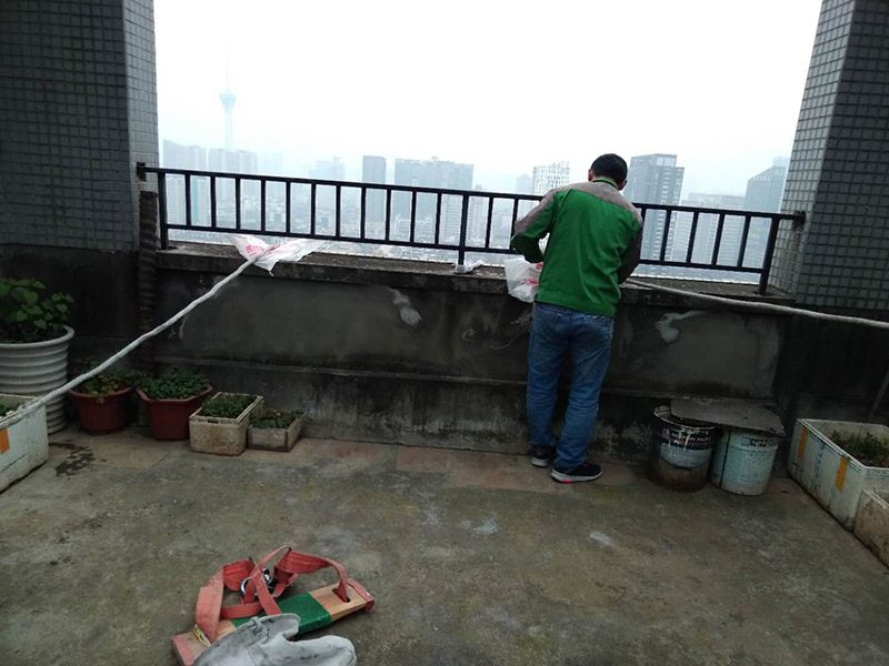 窗戶打膠高空作業(yè)： 1、從事高處作業(yè)的人員必須持證上崗，并認真遵守安全施工規(guī)定，衣著要靈活，禁止穿硬底和帶釘易滑的鞋。 2、從事高處作業(yè)人員應每年進行一次體檢，患有心臟病、高血壓、精神病、癲癇病者不準從事高空作業(yè)。 3、高處作業(yè)要設防護欄桿，支持安全網(wǎng)和安裝防護門，操作人員要系安全帶。 4、高處作業(yè)物料要堆放平穩(wěn)，不可放置在臨邊和洞口附進、凡有墜落可能的，要及時撤出或固定以防跌落傷人。 5、發(fā)現(xiàn)安全設施有缺陷或隱患，應及時報告處理，對危及人身安全的，必須停止施工，消險后再進行高處作業(yè)。 6、任何人不允許移動和擅自拆除安全標志，確實因工作需要須經(jīng)工長批準后移動和拆除，之后重新安裝好。 7、冬季施工要采取可靠的防滑、防寒、防凍、防是毒、防火安全措施。 8、高呼上作業(yè)安全設施要經(jīng)常檢查，處于良好狀態(tài)。 梯子不得缺檔，不得墊高使用，橫檔間距以30mm為宜，使用時上端要扎牢，下端采取防滑措施，禁止二人同在梯上作業(yè)，如接長使用，應綁扎牢固。在通道處使用梯子，應有人監(jiān)護或設置圍欄。 9、在進行高處作業(yè)時，應結(jié)合工程特點，相應地制定各種安全防護技術(shù)措施。 10、每個工程項目在編制施工組織設計和施工方案時，要列入該項目所涉及到高處作業(yè)的各項安全技術(shù)措施，并盡量采取地面作業(yè)，減少各種高處作業(yè)。等等