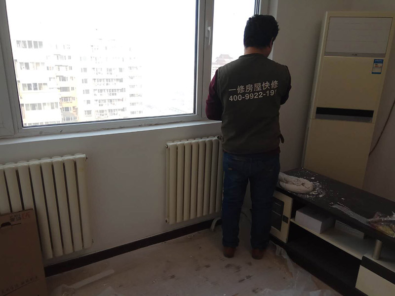 局部乳膠漆修補：內(nèi)墻粉刷：檢查、成品保護、封固層施工、厚找平施工、精找平施工、底漆施工、面漆施工、完工檢查。 毛胚墻基層必須平整，陰陽角、墻面要進行檢查，第一遍膩子干透才能施工，要選擇袋裝粉狀加水使用的成品膩子。 乳膠漆施工：輥涂難度低、性價比高。噴涂效果好、廢料、成本高、不宜修補；刷涂省料、費時、不宜大面積施工。