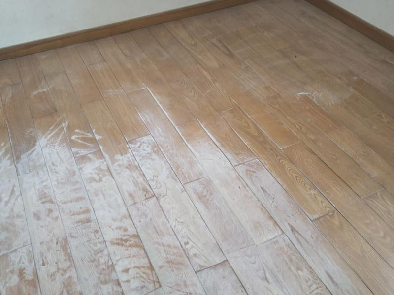 木地板打磨：地板翻新第一步，使用大型地板翻新機械數(shù)次打磨除去漆層、表層1-2毫米。注意用40目、80目和120目不同粗細的砂紙逐次打磨三次，目數(shù)越大，砂紙顆粒越小，打磨留下的劃痕越不明顯，確保打磨后的表面細膩光滑。地板打磨完后需再刮膩子找平地板，使用與地板漆配套的專用透明底漆膩子，刮在打磨好的地板上待干。刮膩子之后再對地板進行刷底漆或調色處理。由于實木表層的紋理都是天然的，無法改變花色，只能調節(jié)地板顏色的深淺。底漆干了之后再刷面漆，再次干燥之后再用水砂紙仔細研磨，將地板面層磨至略感粗糙，除去粉屑，刷第二層面漆。最后上蠟拋光養(yǎng)護