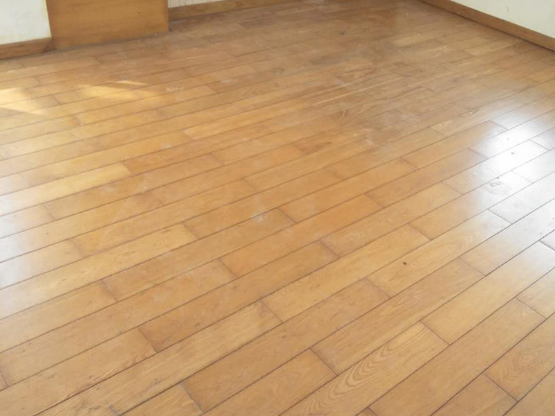 木地板打磨：地板翻新第一步，使用大型地板翻新機械數(shù)次打磨除去漆層、表層1-2毫米。注意用40目、80目和120目不同粗細的砂紙逐次打磨三次，目數(shù)越大，砂紙顆粒越小，打磨留下的劃痕越不明顯，確保打磨后的表面細膩光滑。地板打磨完后需再刮膩子找平地板，使用與地板漆配套的專用透明底漆膩子，刮在打磨好的地板上待干。刮膩子之后再對地板進行刷底漆或調色處理。由于實木表層的紋理都是天然的，無法改變花色，只能調節(jié)地板顏色的深淺。底漆干了之后再刷面漆，再次干燥之后再用水砂紙仔細研磨，將地板面層磨至略感粗糙，除去粉屑，刷第二層面漆。最后上蠟拋光養(yǎng)護