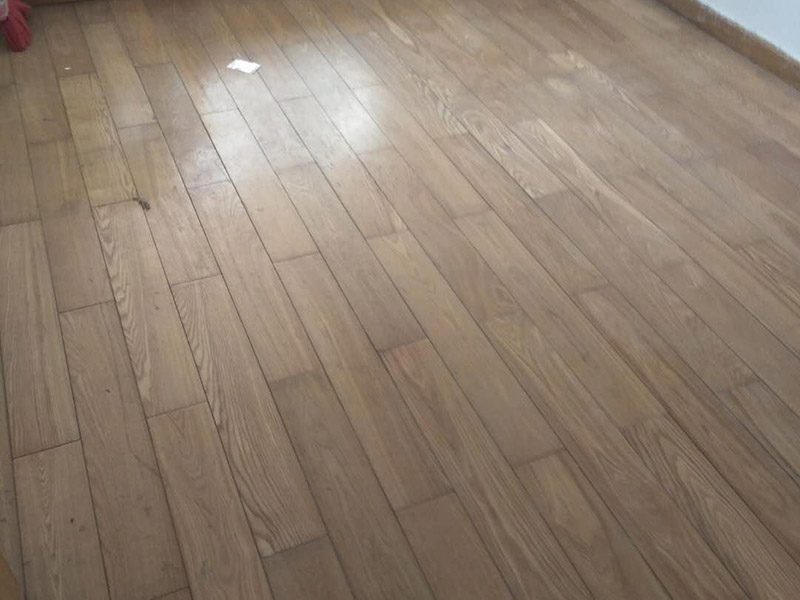 木地板打磨：地板翻新第一步，使用大型地板翻新機械數(shù)次打磨除去漆層、表層1-2毫米。注意用40目、80目和120目不同粗細的砂紙逐次打磨三次，目數(shù)越大，砂紙顆粒越小，打磨留下的劃痕越不明顯，確保打磨后的表面細膩光滑。地板打磨完后需再刮膩子找平地板，使用與地板漆配套的專用透明底漆膩子，刮在打磨好的地板上待干。刮膩子之后再對地板進行刷底漆或調色處理。由于實木表層的紋理都是天然的，無法改變花色，只能調節(jié)地板顏色的深淺。底漆干了之后再刷面漆，再次干燥之后再用水砂紙仔細研磨，將地板面層磨至略感粗糙，除去粉屑，刷第二層面漆。最后上蠟拋光養(yǎng)護