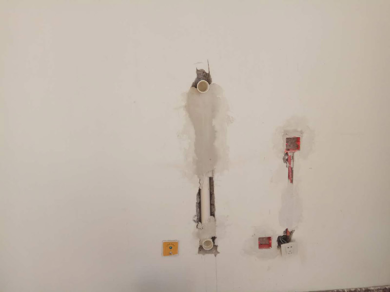 全屋整體改造：1，在新管道和舊管道對接前，必須檢查舊管是否暢通，如果管道不暢的話必須在對接前清理干凈，避免日后麻煩。 2，廚房衛(wèi)生間墻磚的拆除，表面找平工作非常重要。廚房衛(wèi)生間墻壁找平工作是很容易被忽略的重要環(huán)節(jié)。 3，墻面施工是要注意的一點(diǎn)。舊墻面在裝修前必須先做好墻面基層的處理，盡量鏟除原始墻面，再刷乳膠漆，以保證新墻的墻面牢固。 4，老房子原有水路管線布置不合理或腐蝕較多，裝修人員應(yīng)徹底檢查水路。如果原管道為市場上已經(jīng)淘汰鍍鋅管，則必須換成銅管、鋁塑復(fù)合管或PP-R管代替施工。 5，砸墻地磚時(shí)，避免雜物碎片堵塞下水道；只有表層厚度為4毫米的實(shí)木地板、實(shí)木復(fù)合地板和竹地板才能翻新。