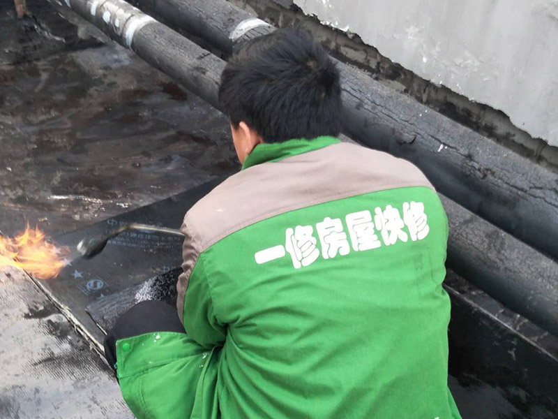 屋頂貼防水卷材：首先做好基礎(chǔ)準(zhǔn)備工作，清理基層，施工前將驗(yàn)收合格的基層表面塵土、建筑雜物清理干凈。接著涂刷基層處理劑，高聚物改性瀝青卷材施工，攪拌均勻后，用長(zhǎng)把滾刷均勻涂刷于基層表面上，常溫經(jīng)過(guò)4h后，開始鋪貼卷材。熱熔封邊，將卷材搭接處用噴槍加熱，趁熱使二者粘結(jié)牢固，以邊緣擠出瀝青為度；末端收頭用密封膏嵌填嚴(yán)密。防水層蓄水試驗(yàn)，卷材防水層完工后，確認(rèn)做法符合設(shè)計(jì)要求，將所有雨水口堵住，然后灌水，水面應(yīng)高出屋面最高點(diǎn)20㎜，24h后進(jìn)行認(rèn)真觀察，尤其是管根、風(fēng)道根，不滲不漏為合格，否則應(yīng)進(jìn)行返工。