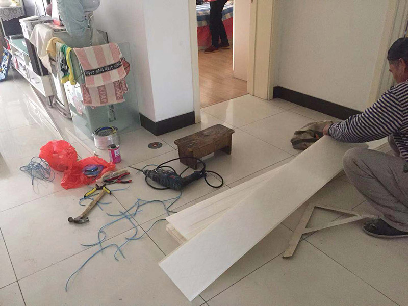 廚房吊頂翻新改造：首先要做的工作就是位置的明確，要確定浴霸安裝在哪里，高度已經(jīng)設(shè)定了以后就要準(zhǔn)備水平度的確定了，首先要做好角線，然后用哪個(gè)螺絲和膠水將角線固定好，尤其是在屋頂轉(zhuǎn)角的地方，一定要拼貼的整齊，不能夠留下任何的痕跡，否則看起來(lái)很影響美觀。 吊頂?shù)拇蚩锥ㄎ灰邶埞谴_定以后，才能夠開(kāi)始準(zhǔn)備用沖擊鉆來(lái)打孔，然后按照具體的長(zhǎng)度來(lái)對(duì)打孔的位置進(jìn)行切割并且進(jìn)行組裝，要將吊桿螺絲擰緊，然后進(jìn)行固定，打孔和對(duì)角線的設(shè)置是可以同步進(jìn)行的。 龍骨的安裝首先要把固定環(huán)拿下來(lái)，固定環(huán)是安裝在吊桿螺絲下面的，然后在安裝的時(shí)候，將三角龍骨安裝在主龍骨上面，然后開(kāi)始進(jìn)行調(diào)節(jié)，這個(gè)時(shí)候連接位置的螺絲就可以逐漸的緊一緊，確保龍骨的位置是平直的。 在安裝了龍骨以后就可以開(kāi)始安裝吊頂了，吊頂可以從中間開(kāi)始安裝也可以從兩邊開(kāi)始安裝，在安裝電器的時(shí)候，首先要將浴霸的固定架安裝在吊頂上面，固定好，然后請(qǐng)專業(yè)人員接線，并且對(duì)線路做好保護(hù)。