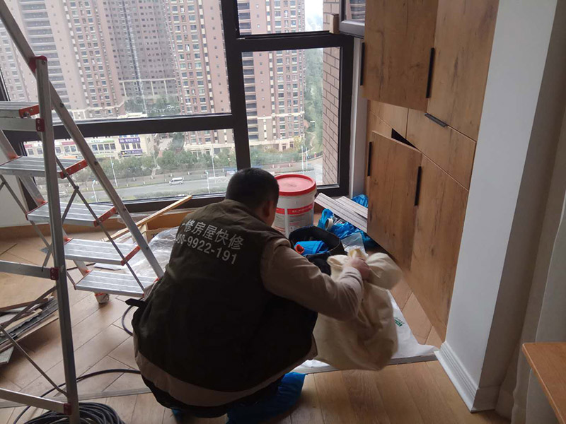 家具五金安裝：安裝時(shí)要注意家中的其它位置的保護(hù)，因?yàn)榧揖咭话阍诩已b過程中是最后進(jìn)場(chǎng)(不裝修的話更要保護(hù)家里的物品)，重點(diǎn)保護(hù)的對(duì)象是：地板(尤其是實(shí)木地板)、門套、門、樓梯、墻紙、壁燈等。 主要是要確定安裝位置，以最合適家人的高度或者位置就可以，而不要光圖美觀好看。比如吊柜或者增高柜的把手一定要安裝在門的下面，地柜、寫字臺(tái)的小柜，一定要放在上面。