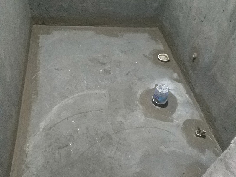 衛(wèi)生間防水裝修:1.利用水泥砂漿水泥砂漿或豆石混凝土鋪平坡度。訣竅是：地漏附近坡度大，門口附近坡度小。 2.利用管根密封膏封嚴(yán)管線，管線要穿透樓板根部。刷防水涂料時(shí)可以貼1-2層玻璃絲布加強(qiáng)防水性。 3.墻壁表面打磨成干凈平光沒有顆粒灰塵，墻壁與地面的交接區(qū)域注意原角和坡角的設(shè)置。 4.聚氨酯防水涂膜由管根和墻角處開始進(jìn)行涂抹，在常溫下經(jīng)過4小時(shí)放干后，再大面積涂抹和刮刷。注意涂料總厚度大于1. 5毫米，不能有漏刮和鼓泡的不良現(xiàn)象。24小時(shí)后立面涂刷下一層，之后再以垂直的方向進(jìn)行二次涂刷。最后涂膜半固化，拋甩粗砂粒方便與水泥砂漿融合。 5.防水層的設(shè)置與具體區(qū)域有關(guān)。防水地面的防水層應(yīng)高出地面200寬，地面防水層應(yīng)超出衛(wèi)生間門口以外300寬。而又淋浴的衛(wèi)生間墻面防水層則應(yīng)設(shè)置為高出地面1800寬。 6.展開閉水實(shí)驗(yàn)的時(shí)候，先完成防水工作再利用包立管方法。之后再局部進(jìn)行防水。閉水試驗(yàn)也可為了避免破壞地面防水層而免做。