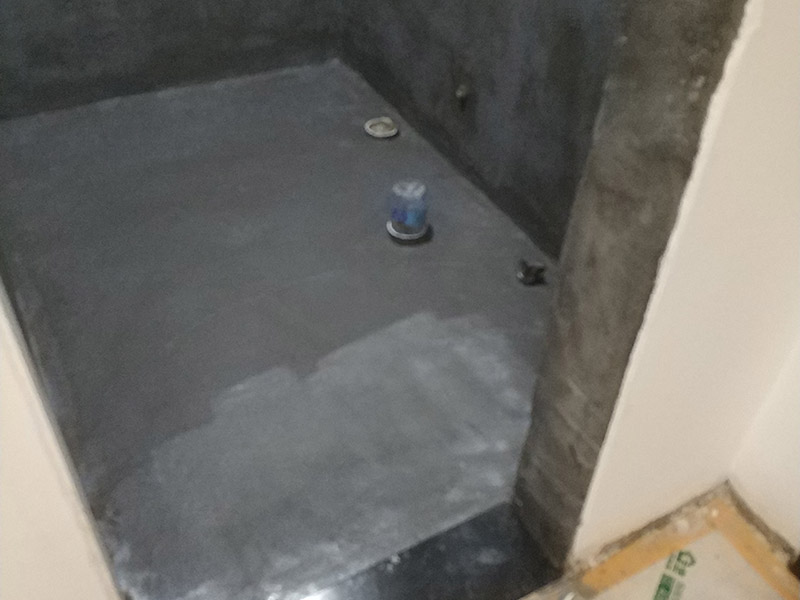 衛(wèi)生間防水裝修:1.利用水泥砂漿水泥砂漿或豆石混凝土鋪平坡度。訣竅是：地漏附近坡度大，門口附近坡度小。 2.利用管根密封膏封嚴(yán)管線，管線要穿透樓板根部。刷防水涂料時(shí)可以貼1-2層玻璃絲布加強(qiáng)防水性。 3.墻壁表面打磨成干凈平光沒有顆?；覊m，墻壁與地面的交接區(qū)域注意原角和坡角的設(shè)置。 4.聚氨酯防水涂膜由管根和墻角處開始進(jìn)行涂抹，在常溫下經(jīng)過4小時(shí)放干后，再大面積涂抹和刮刷。注意涂料總厚度大于1. 5毫米，不能有漏刮和鼓泡的不良現(xiàn)象。24小時(shí)后立面涂刷下一層，之后再以垂直的方向進(jìn)行二次涂刷。最后涂膜半固化，拋甩粗砂粒方便與水泥砂漿融合。 5.防水層的設(shè)置與具體區(qū)域有關(guān)。防水地面的防水層應(yīng)高出地面200寬，地面防水層應(yīng)超出衛(wèi)生間門口以外300寬。而又淋浴的衛(wèi)生間墻面防水層則應(yīng)設(shè)置為高出地面1800寬。 6.展開閉水實(shí)驗(yàn)的時(shí)候，先完成防水工作再利用包立管方法。之后再局部進(jìn)行防水。閉水試驗(yàn)也可為了避免破壞地面防水層而免做。