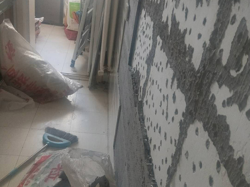 墻面拆改維修：（1）通常要鏟除舊房子的原漆面，先用水噴濕其表層，再用電刨機(jī)或泥刀鏟除其表層漆面； （2）對(duì)失修已久的舊墻面，表面已有嚴(yán)重漆面脫落，批燙層呈粉沙化的，應(yīng)鏟除漆層和整個(gè)批燙，直至見到水泥批燙或磚層； （3）而后用熟膠粉和雙飛粉調(diào)拌打底批平，接著便是涂飾乳膠漆了，面層要涂?jī)杀橹寥?，其時(shí)間間隔以24小時(shí)為佳。 通常是對(duì)二手房墻壁面層進(jìn)行處理，然后用膩?zhàn)诱移剑蚰テ秸饣?，再刷乳膠漆。