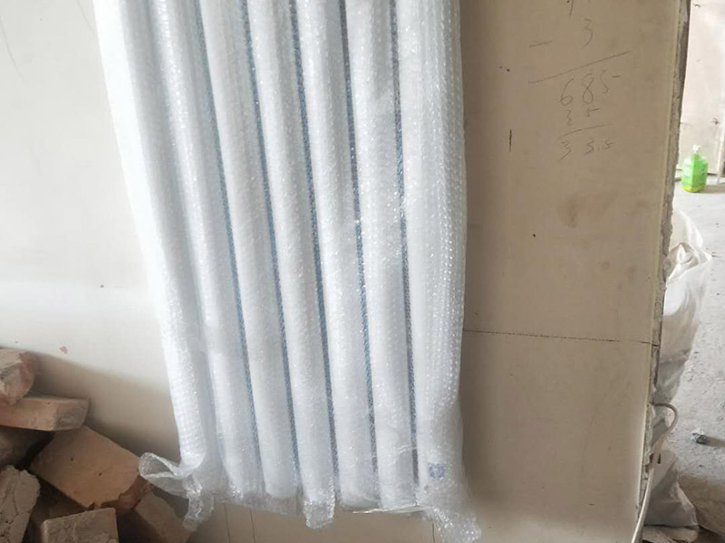 暖氣定位安裝：在墻上和地板上進(jìn)行開槽，將暴露在外的管線埋藏起來，槽的深度或?qū)挾刃鑼ｉT的暗黃人員，結(jié)合實際情況進(jìn)行處理。根據(jù)先前設(shè)計的安裝位置開采鋪設(shè)支管，鋪設(shè)完成后可根據(jù)實際需求在支管鋪設(shè)鋼槽對管道進(jìn)行保護(hù)，然后封閉系統(tǒng)進(jìn)行打壓注水。安裝分水器的時候注意保持與地面平行，結(jié)束后切記將分水器擦干。壓力測試是安裝暖氣片尤為重要的一步，測試前關(guān)閉主管連接閥門，然后開啟暖氣片進(jìn)水閥用試壓設(shè)備來測試，實驗壓力應(yīng)為正常使用壓力的1.5倍，且不能小于整個小區(qū)的測試壓力，3-5分鐘內(nèi)沒有任何滲漏情況即可。平穩(wěn)放置暖氣片，將閥門連接件和進(jìn)出口閥門連在一起，檢測暖氣片是否平直，確保管路安裝無特殊情況發(fā)生，然后加固連接點的螺絲。