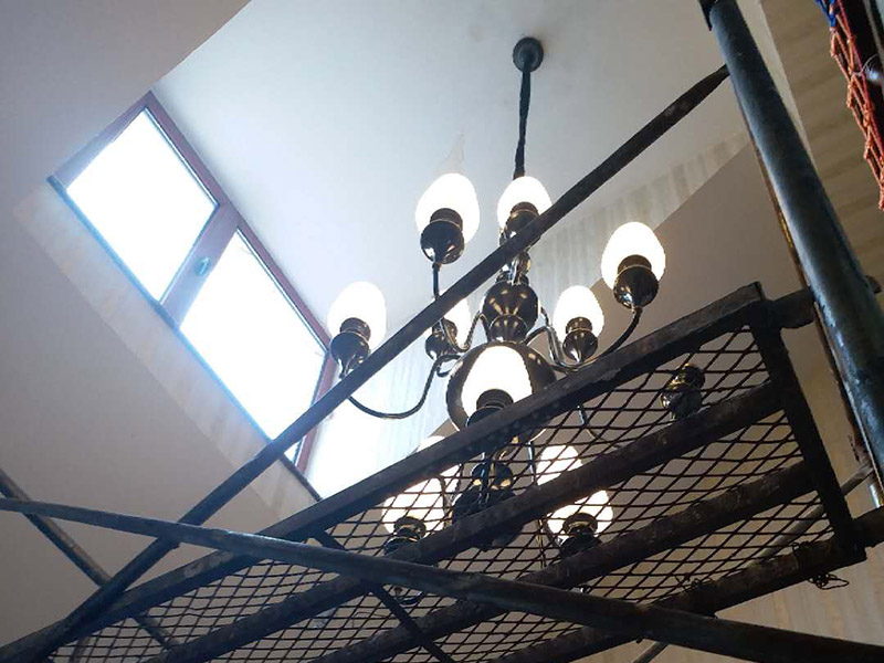 大吊燈安裝：將燈具各部分連接成一個整體，燈具螺紋的長度應(yīng)適當，對于多余的螺紋頭應(yīng)鍍錫，注意火線與零線的區(qū)別，并將線拉直，燈頭電源線應(yīng)足夠，然后將剩余的電線切斷，取出線頭，用螺絲將燈頭安裝在接線盒上。安裝完成后，打開電源，檢測是否通電。
