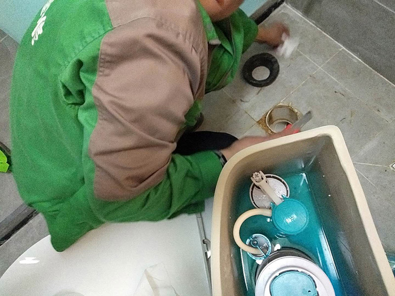 馬桶漏水檢查維修：請確保抽水馬桶的閉水閥處于關(guān)閉位置。拆除閥柱塞后,如果密封圈零件中那個出現(xiàn)故障,水就會越過閥柱塞不斷流出來,抽水馬桶就會不停的流逝,請檢查所有墊片如有損壞進行更換。如果浮球閥是密封的,將它整個換掉。取出水箱中的舊裝置,將水箱內(nèi)外所有連接處的墊片拆下并保管好,新閥件中可能帶有新墊片,但你應(yīng)當將舊零件保留到安裝新裝置時,以免新裝置在安裝過程中受損。