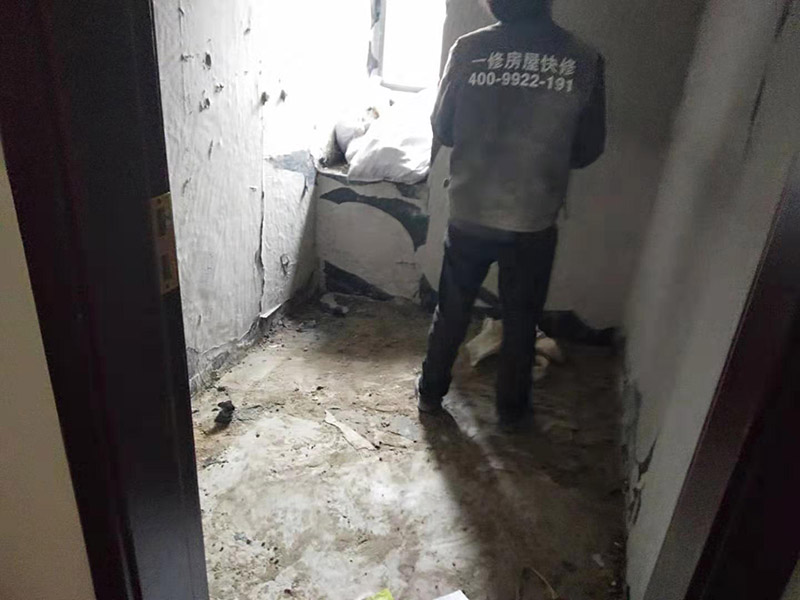 廚房拆除施工：墻面上應(yīng)該還有些其他東西，比如掛毛巾的架子，放廚具的架子等等。先把這些物品都小心翼翼的拆下來，還原一面光潔的墻面，才好進(jìn)行拆卸工作。先用垂子敲最下面的那塊磚，把瓷磚敲松動(dòng)。送動(dòng)后，再用戴了手套的手把瓷磚拿下來，小心碎了瓷磚不要?jiǎng)澋绞至?。墻面?nèi)有些地方會(huì)走一些管道，有煤氣管道，有電線管道，水管，網(wǎng)線等等。要注意這些管道，不要把墻里面的管道破壞了，不然拆了瓷磚又惹了新的問題要處理。拆卸下來的瓷磚堆積在地上很不方便繼續(xù)工作，這個(gè)時(shí)候上面提到的推車就派上用場(chǎng)了。用推車把瓷磚運(yùn)走，清理干凈現(xiàn)場(chǎng)，然后繼續(xù)拆卸，直到整面的墻面都拆卸完整。