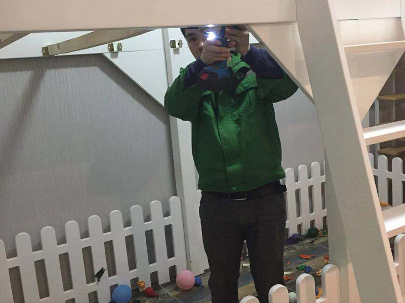 兒童床安裝：先組裝床的支架。螺絲與木板垂直，不要弄偏了。這樣才好使力氣。剛開(kāi)始的時(shí)候不要擰太緊，過(guò)后組裝好后，再加固擰緊。床架安裝好后，就是安裝圍欄了。有一些長(zhǎng)螺絲和短的螺絲，個(gè)人覺(jué)得短的螺絲容易上一些。一邊兩個(gè)螺絲，一共需要上四個(gè)，上完就OK 了。圍欄都安裝好后。接下來(lái)的就非常容易了。就是直接把床板鋪上去了。鋪的時(shí)候注意一下，光滑一些的向上，盡量不要讓床板之間的空隙太大，這樣睡起來(lái)不舒服。