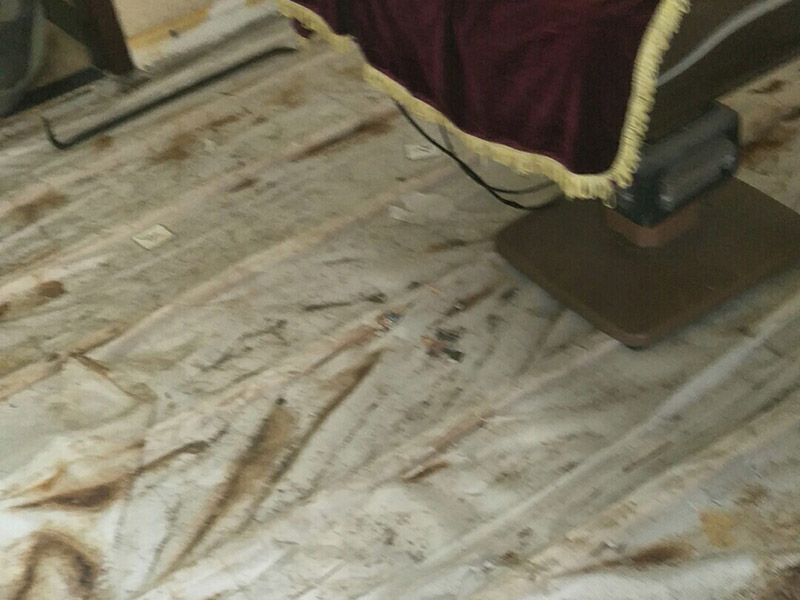 地板拆除維修：先從踢腳線的開始拆，用平口啰嗦刀沿著踢腳線開始劃開。把踢腳線劃開后，就能把踢腳邊取下。這個時候地板就松動了，再順著松動的地板移動，讓更大面積的地板繼續(xù)松動。只到能方便取下，再動手取地板。拆地板的時候，不要亂拆，要順著地板的順序拆。一塊一塊的拆下，在拆的過程中若不好取，就要螺絲刀幫忙，就好拆多了。雖然舊地板還能有利于價值，所以拆的時候要盡量保存完整。但在拆地板的時候，即使再小心都會有破損的，所以要有這些心理準備。待舊地板完全拆完后，把地面清掃干凈。再晾一段時間才能重新裝地板，因此潮濕的地面是不適合裝地板的，等完全干燥透了再鋪新的地板。