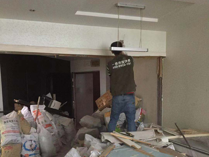 全屋拆除維修：1、首先應(yīng)關(guān)閉天然氣總閥，防止天然氣泄露造成安全隱患。2、用廢舊的毛巾或者衣物將地漏下水管道堵住，防止拆除時(shí)建渣堵塞下水管道。3、拆除時(shí)噪音較大，應(yīng)當(dāng)遵循物管規(guī)定時(shí)間施工，防止對(duì)鄰居造成過度噪音騷擾。4、禁止拆除對(duì)房屋結(jié)構(gòu)有安全隱患的墻體。5、對(duì)于原先暗藏的水電管線走位，拆除后可查看原先線路布局，拆除過程中盡量避免打破水管及電線，若過程中確實(shí)不小心將水管及電線打破了，需將破損的地方做好明顯標(biāo)示，提醒注意。6、拆舊完畢時(shí)應(yīng)及時(shí)清掃樓道及電梯等公共區(qū)域，當(dāng)天清理的建渣，當(dāng)天用建渣車清運(yùn)拉走，維護(hù)好良好的公共環(huán)境。