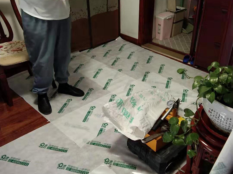 衛(wèi)生間拆改裝修：將不需要或是不滿意的地方進行拆除后，留下的成品需要進行施工保護，防止磕碰到，還可防止被上面的重物或是棱角碰壞。水電改造可謂是改造衛(wèi)生間的重點，衛(wèi)生間原有的水電路管線往往有許多不合理的布局，所以在改造過程中要對原有的水電路進行徹查，看是否存在銹蝕、老化等情況，若有，則需要更換新的電路、水路，如果線路良好，且沒有多大的問題，則只需要添加刪減線路就可以了。同時在改造的時候最好能做到以后維修和保養(yǎng)都比較方便，然后將其做好隱蔽處理。衛(wèi)生間墻面上要做大約30厘米的防水涂料，以防積水浸透墻面，且要保證涂刷厚度均勻，還需要處理好地面和墻面交界處的各類管件的涂刷。待防水處理完全確定后，等待地面干透就可以做后續(xù)的工程了。