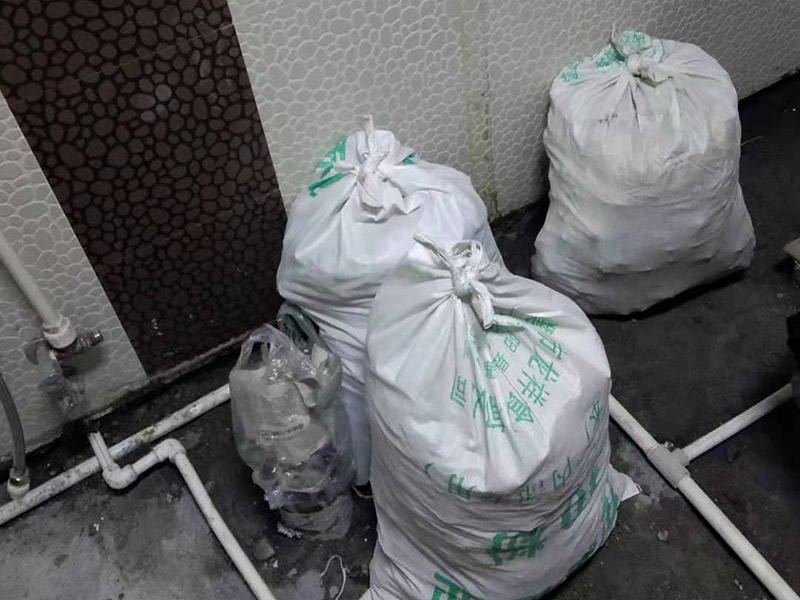 衛(wèi)生間拆改裝修：將不需要或是不滿意的地方進行拆除后，留下的成品需要進行施工保護，防止磕碰到，還可防止被上面的重物或是棱角碰壞。水電改造可謂是改造衛(wèi)生間的重點，衛(wèi)生間原有的水電路管線往往有許多不合理的布局，所以在改造過程中要對原有的水電路進行徹查，看是否存在銹蝕、老化等情況，若有，則需要更換新的電路、水路，如果線路良好，且沒有多大的問題，則只需要添加刪減線路就可以了。同時在改造的時候最好能做到以后維修和保養(yǎng)都比較方便，然后將其做好隱蔽處理。衛(wèi)生間墻面上要做大約30厘米的防水涂料，以防積水浸透墻面，且要保證涂刷厚度均勻，還需要處理好地面和墻面交界處的各類管件的涂刷。待防水處理完全確定后，等待地面干透就可以做后續(xù)的工程了。