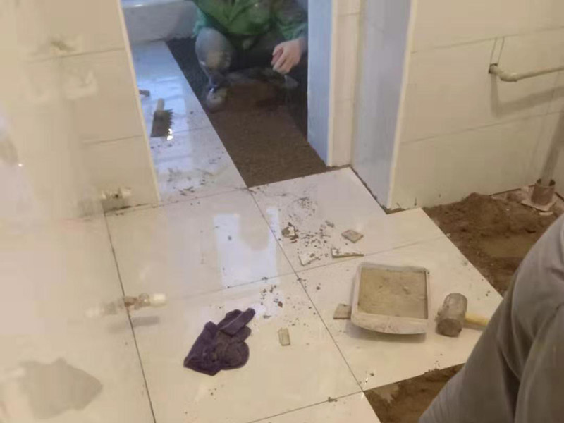 廚房墻地磚鋪貼：將墻面用水泥漿刷一遍，同時(shí)壓實(shí)抹平，如果墻面有不平整的地方，需要用水泥砂漿修補(bǔ)平整。然后根據(jù)設(shè)計(jì)要求在墻面刷一遍防水涂料，按照設(shè)計(jì)要求結(jié)合實(shí)際和選擇的墻磚規(guī)格進(jìn)行排磚、彈線。正式粘貼前用壞了的瓷磚加粘貼劑粘貼在墻或柱上，來(lái)控制粘貼瓷磚表面平整度。