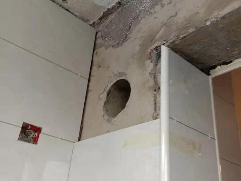 廚房墻地磚鋪貼：將墻面用水泥漿刷一遍，同時(shí)壓實(shí)抹平，如果墻面有不平整的地方，需要用水泥砂漿修補(bǔ)平整。然后根據(jù)設(shè)計(jì)要求在墻面刷一遍防水涂料，按照設(shè)計(jì)要求結(jié)合實(shí)際和選擇的墻磚規(guī)格進(jìn)行排磚、彈線。正式粘貼前用壞了的瓷磚加粘貼劑粘貼在墻或柱上，來(lái)控制粘貼瓷磚表面平整度。