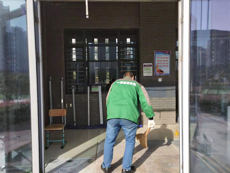 地磚空鼓維修：如果是發(fā)現(xiàn)單塊的地磚空鼓超過標準，可以要求裝修人員把磚撬開了重鋪。方法就是取出空鼓的地磚，可利用吸盤，平直的吊出，然后再按照規(guī)范要求進行鋪貼。如果只是小部分松動，可以把磚縫清理干凈，用水把地面充分潤濕，用水泥漿對膠水，用膠榔頭輕輕打擊，使水泥漿滲入，滲入后用重物壓使干后就可；如果是一半以上就要重新處理，膠榔頭輕輕打擊地磚，使地磚完全松動，清理縫隙，取出 地磚，鑿打地面重新粘貼就可以了；